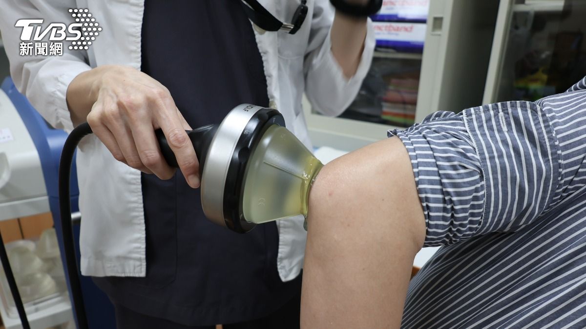 連咖啡杯都拿不穩!體外震波助壯男擺脫「高爾夫球肘」