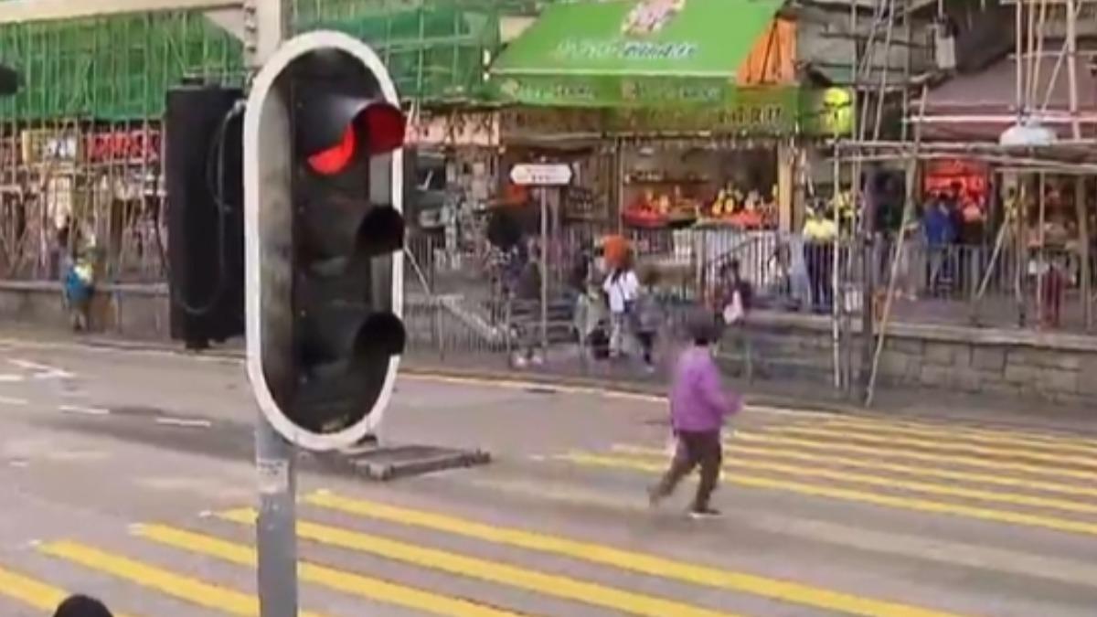 港警最新公告，3月17日到3月31日，在全香港針對行人違法過馬路行為加大執法。抓到最高開罰2千港幣，約合台幣8100元。(圖／TVB)