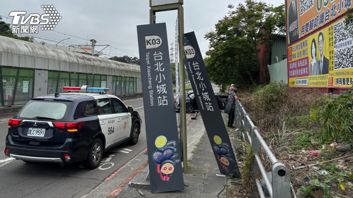 路邊站牌遭撞毀損。（圖／TVBS）