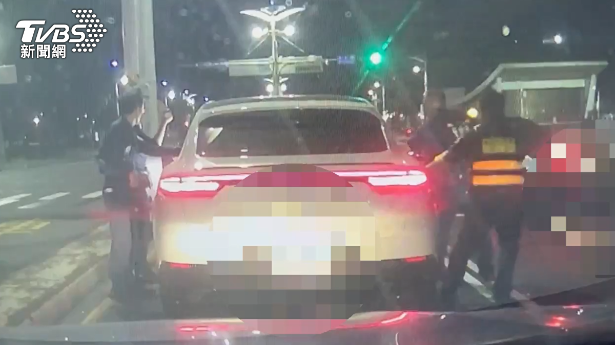 高雄前鎮一輛保時捷就停在路中央，警方獲報到場發現駕駛在車內昏睡，把他叫醒後，駕駛竟然踩油門想逃，過程中衝撞巡邏車（圖／TVBS）