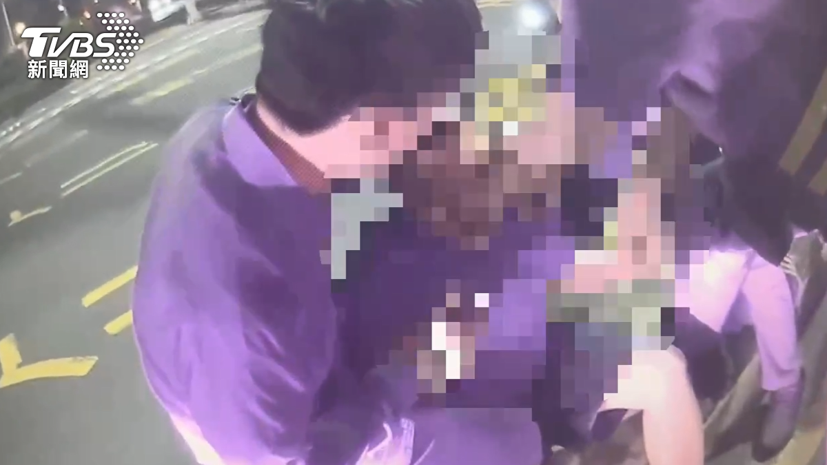 巡邏車被撞，員警也怒了，把男子強拉下車進行酒測，酒測值0.66超標，最高開罰12萬之外，無照再罰最高6萬（圖／TVBS）