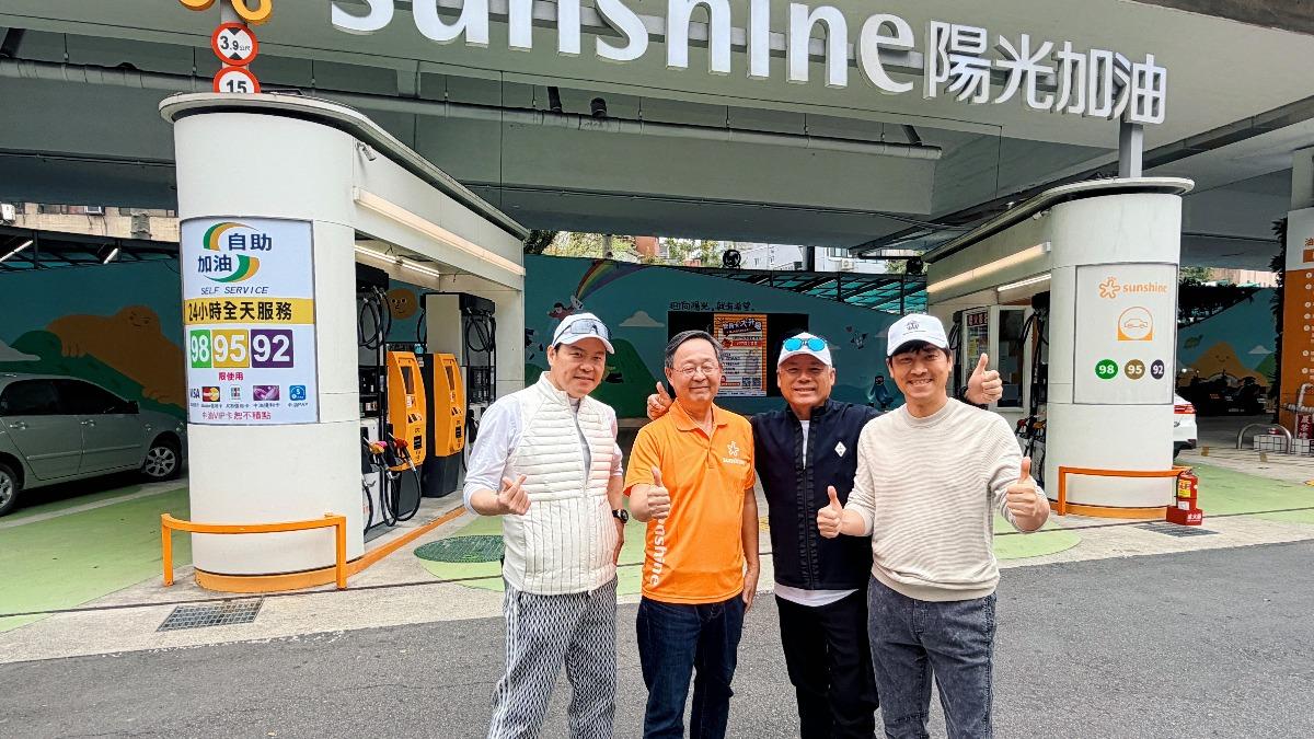 曾國城(左起)、陽光加油站董事長劉陽明、巫啟賢、侯昌明出席公益活動「一起攜手為陽光加油」。(圖/OSGA中華演藝人高爾夫協會提供 )