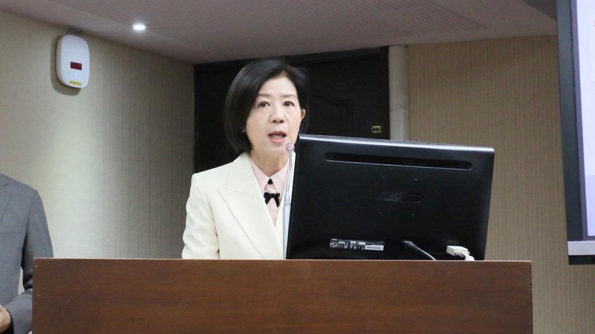 外傭還是保母?藍委批政策匆忙上路:育兒、家務不可能分開