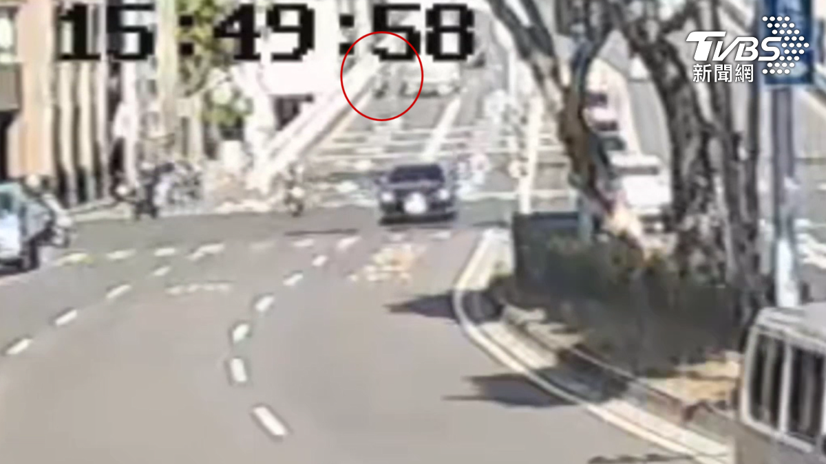 台南東區中華東路陸橋發生死亡車禍，監視器拍下遠方陸橋上，69歲的吳姓騎士不明原因倒車，一名騎士突然往左傾倒，結果下一秒直接遭後方砂石車輾過，當場命喪（圖／TVBS）