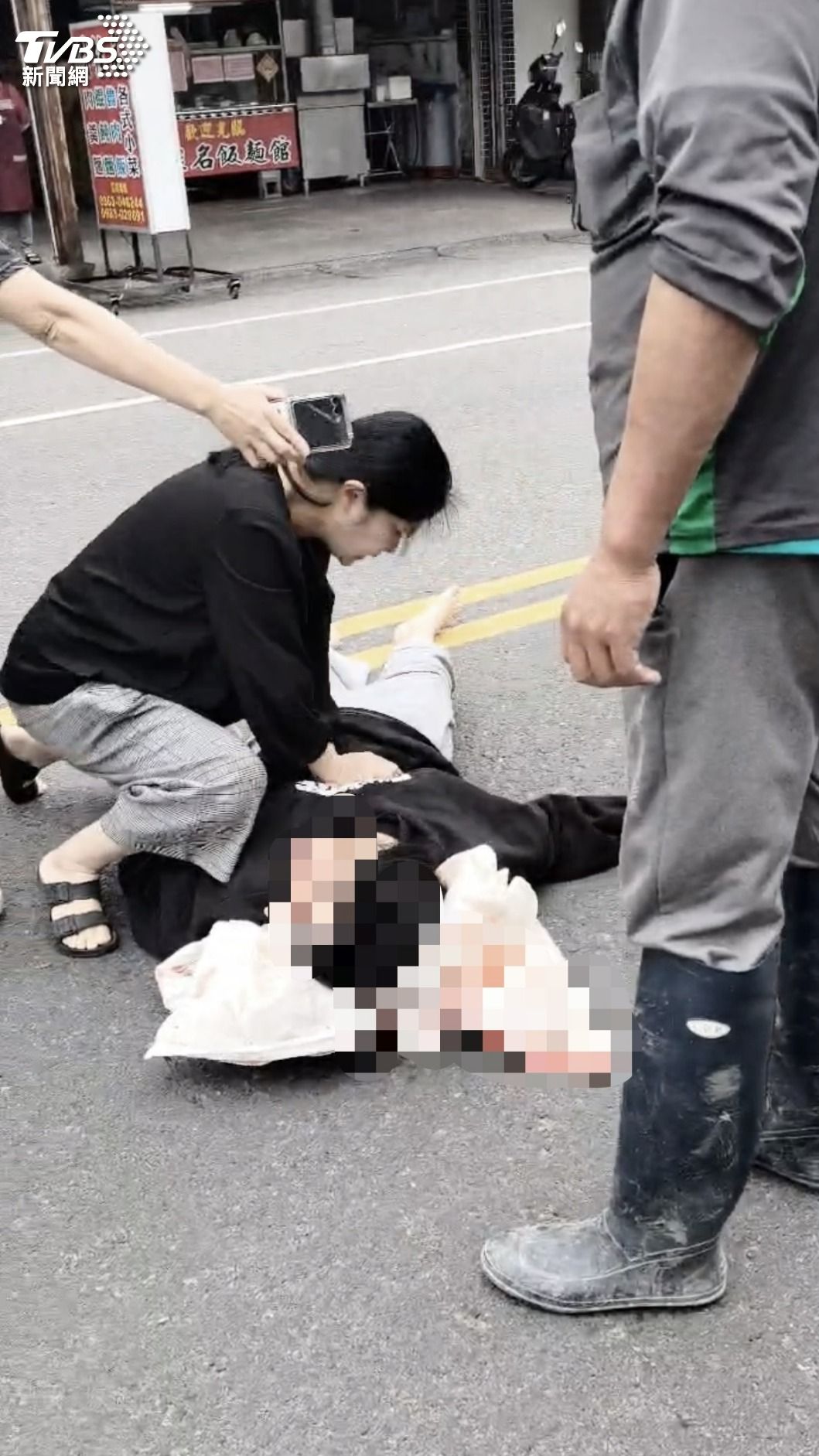 消防人員透過電話指導民眾實施CPR，成功恢復傷者心跳。（圖／TVBS）