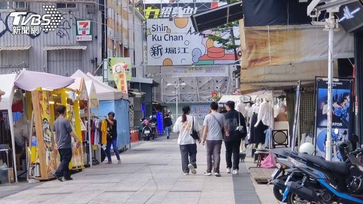 隨著大統百貨衰退,一旁的新崛江商圈商機也逐年下降,平日下午就有三分之一店面沒開。(圖/TVBS)