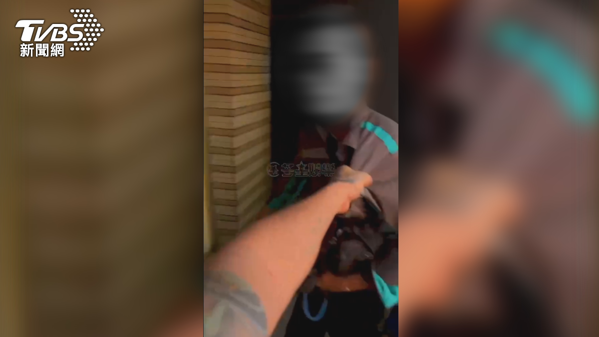 台南市安平區一處大樓18日下午發生暴力衝突事件,第四台維修員遭酒醉住戶狠揍眼角滲血。(翻攝Telegram 冬星娛樂大小事)