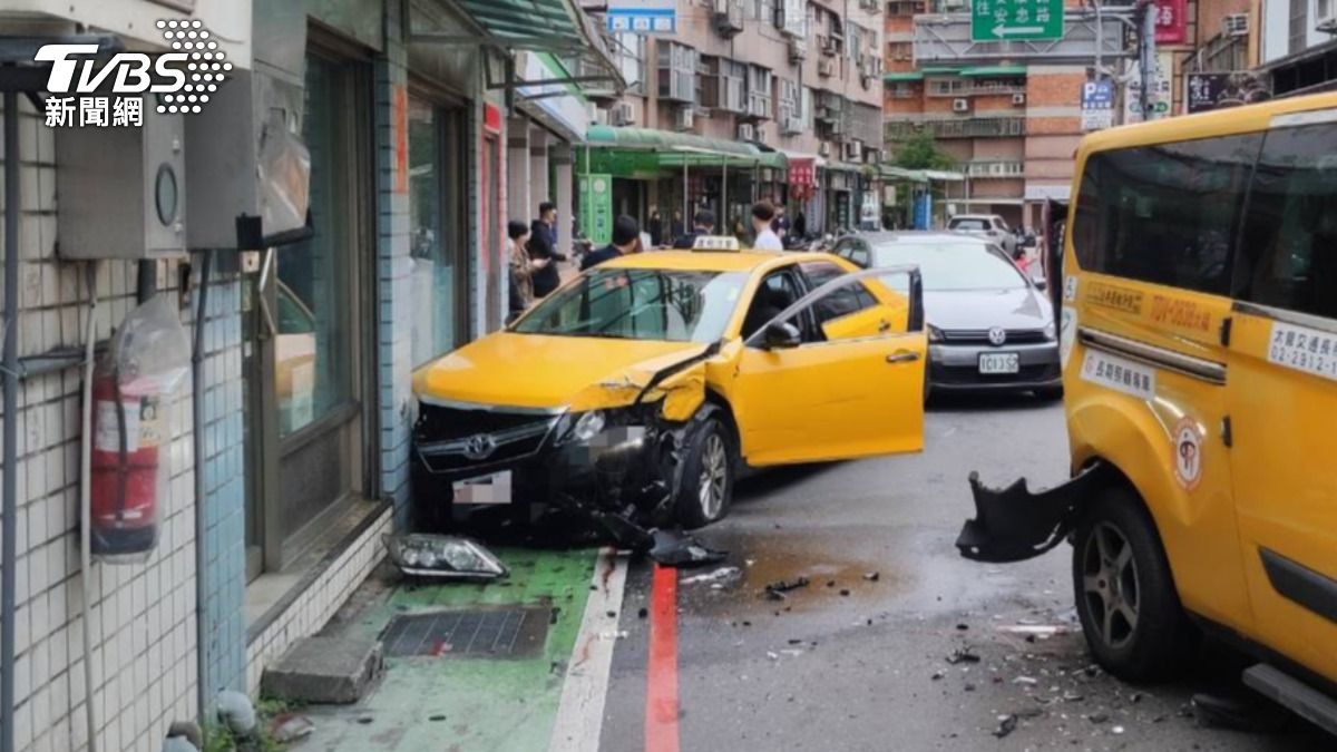 快訊/新店計程車暴衝「前後狂撞」影像曝 4車挨撞女騎士送醫