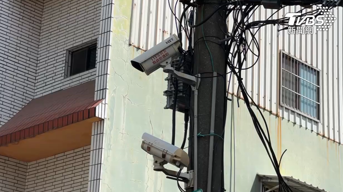 屋主報警之後,員警經查巷內,部分民間監視器確有故障,事發經過一天仍未鎖定嫌犯身分。(圖/TVBS)
