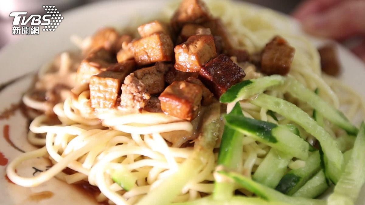 炸醬涼麵有豆乾和肉燥,吃起來更有口感。(圖/TVBS)