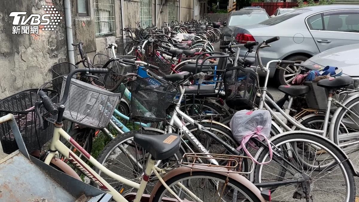新北華江拖吊場內有不少單車，粗估數量超過百台。（圖／TVBS）