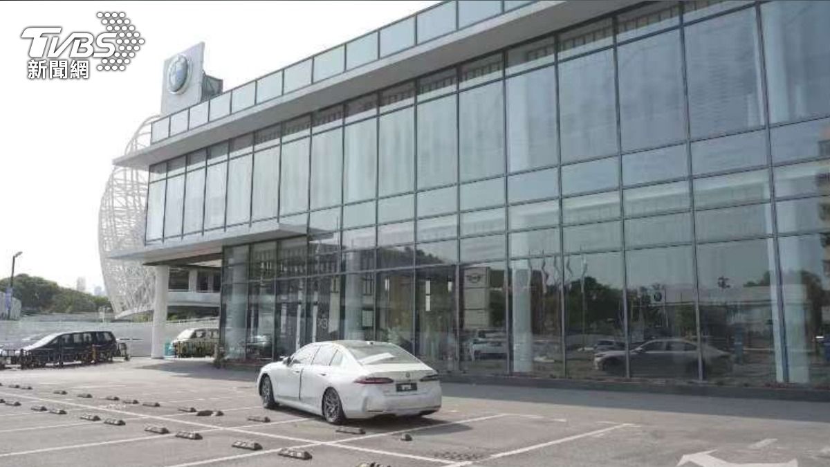 深圳一家開業近16年、曾是當地銷量冠軍的BMW門市遭法院查封。（圖／TVBS）