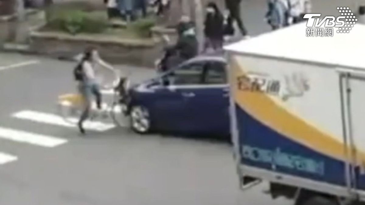 放學少年騎腳踏車過馬路，與直行轎車碰撞，送醫治療。（圖／TVBS）