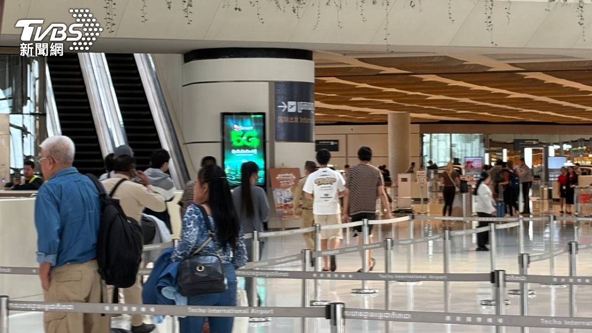 《TVBS新聞網》獨家掌握,晚安小雞與阿鬧晚間被柬埔寨官方人員帶上飛機。(圖/TVBS)