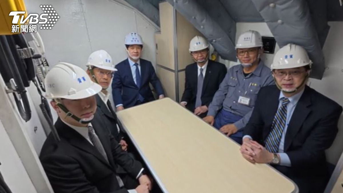 總統賴清德登海鯤軍艦。（圖／TVBS）