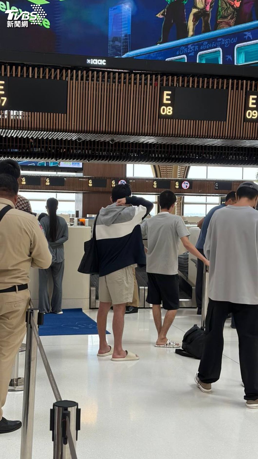 《TVBS新聞網》獨家掌握,疑似晚安小雞和阿鬧現身柬埔寨金邊國際機場。(圖/TVBS)