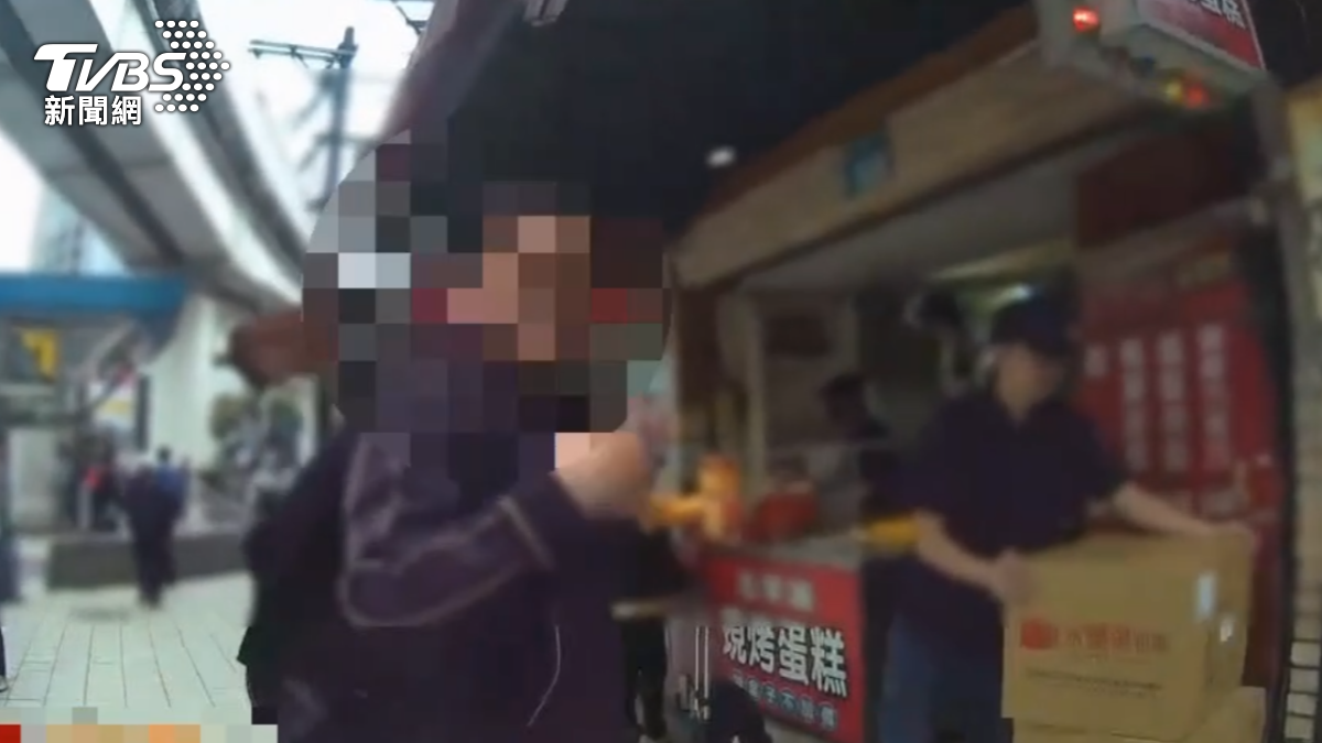 一名男子在新埔捷運站外逛街遭搶包,幸運遇到熱心民眾幫忙。(圖/TVBS)