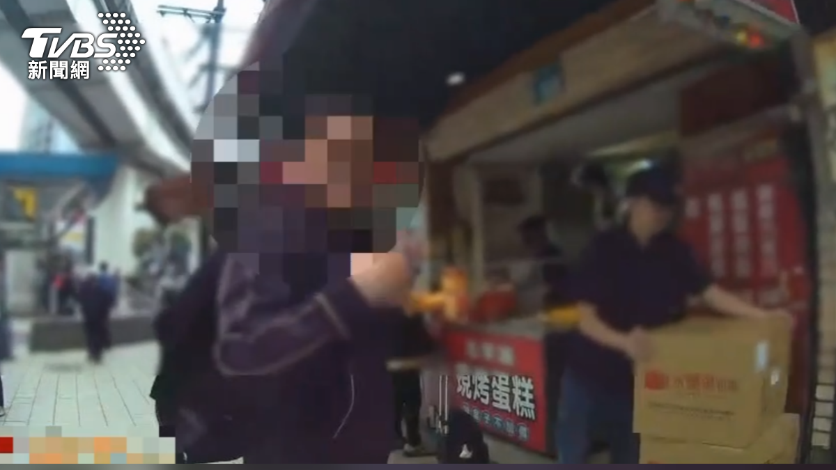 新埔捷運站外光天化日搶包! 黑衣男拉扯傷人 前警察路過秒壓制