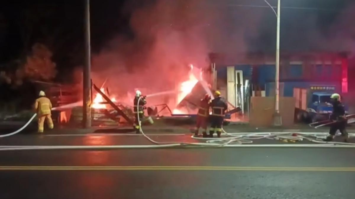 警消緊急灌救。（圖／宜蘭知識大小事臉書授權提供）