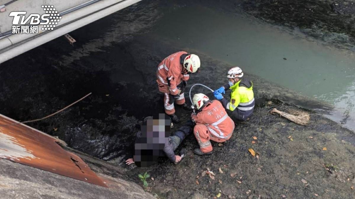 男跌水溝「腳骨折動不了」!受困半小時 8消防員合力救出