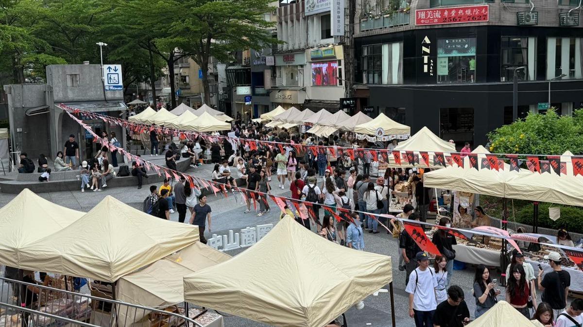 中山商圈塑造出獨特的文青氛圍。(圖/翻攝自臺北市中山商圈發展協會粉專)