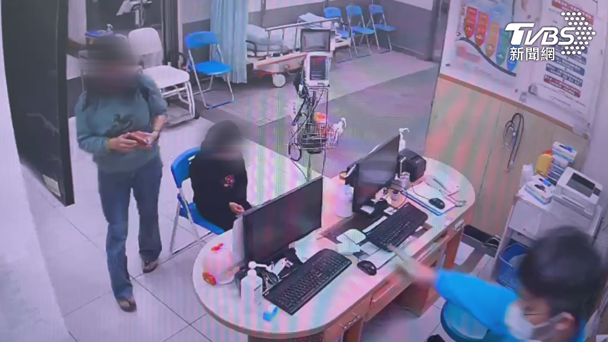 國小學童到在家長陪同下到醫院急診，但沒多久又一名小朋友來報到，全來自屏東萬丹國小（圖／TVBS）