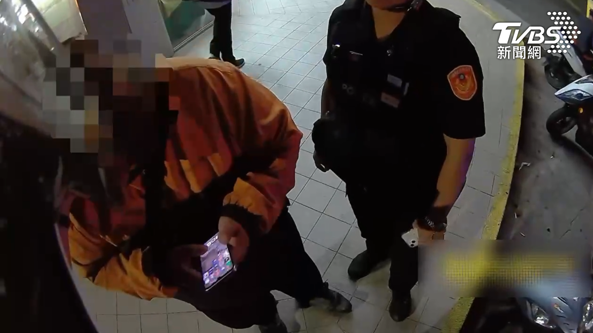 120公斤的陳姓男子,晚上的七點多,卻戴著帽子墨鏡,在高雄市的鬧區遊蕩,警方覺得可疑上前盤查,最後證實是一名竊盜通緝犯(圖/TVBS)