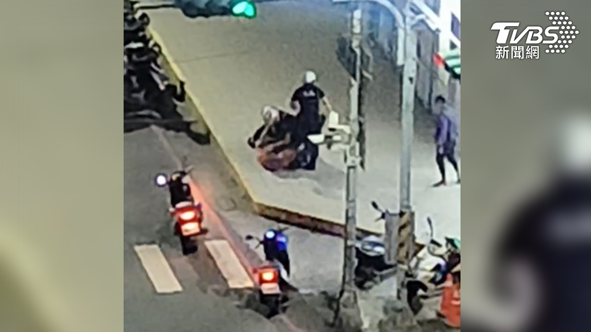 在壓制過程中,陳男一度試圖靠著身材優勢衝撞掙脫,引發街頭騷動,附近民眾紛紛探頭查看(圖/翻攝Threads_w.smo.w)