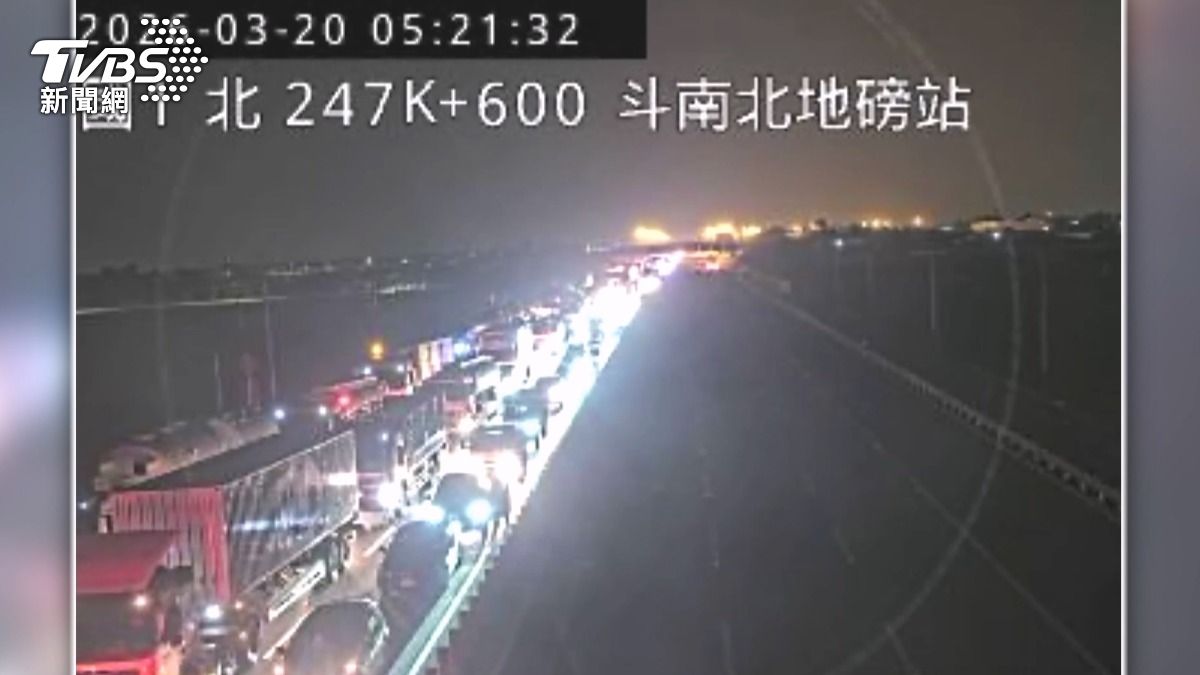 國道驚見「大火球」吞噬拖板車!貨物全燒光 塞車綿延數公里