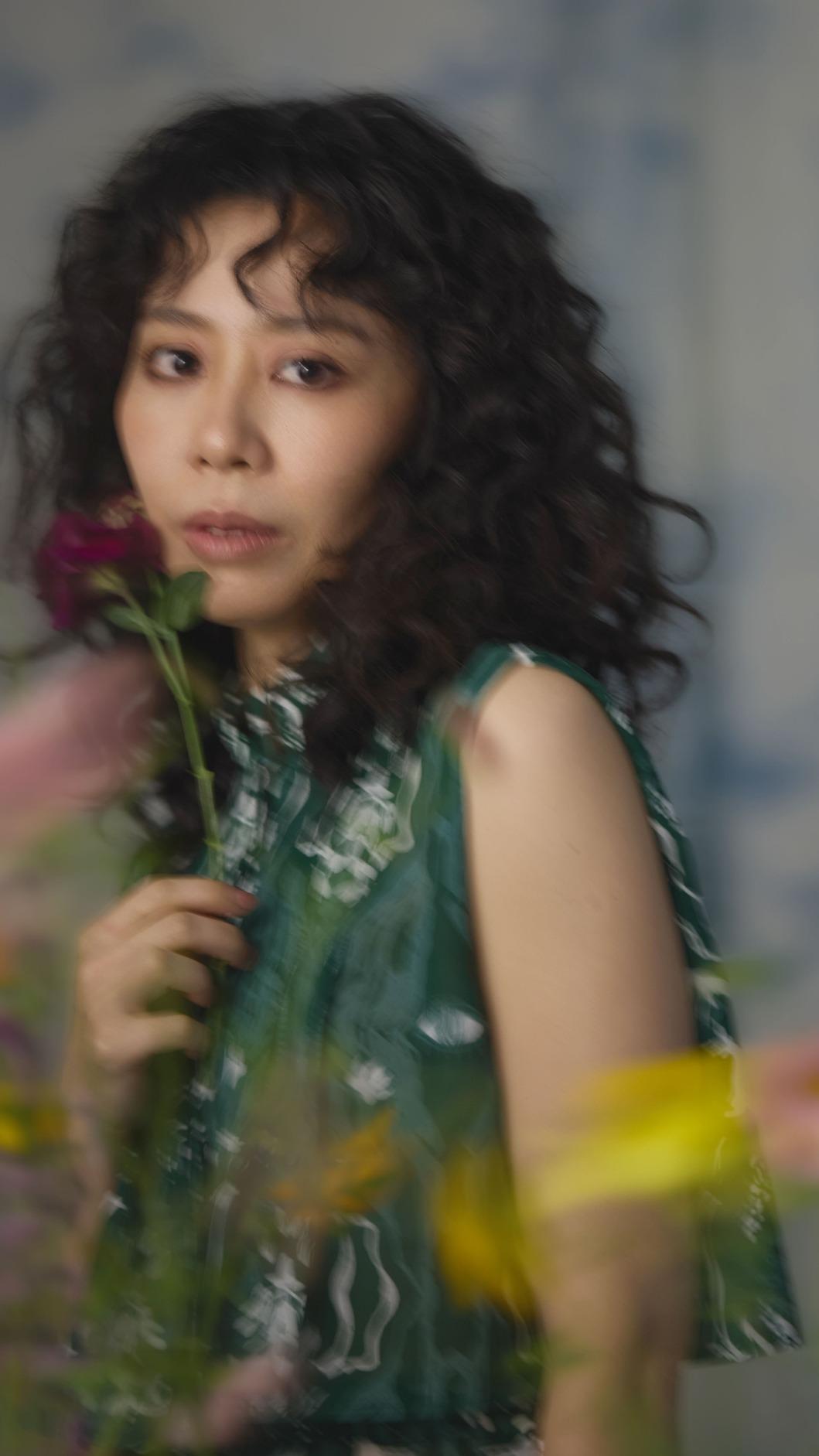 南穎透過「寄生花」作為創作核心，描繪情感關係中的依附心理。（圖／嵐澄創藝有限公司提供）