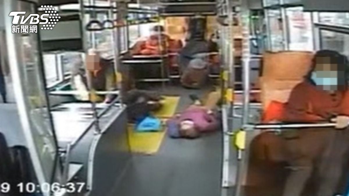 公車緊急煞車,婦人重心不穩後仰重摔在地。(圖/TVBS)