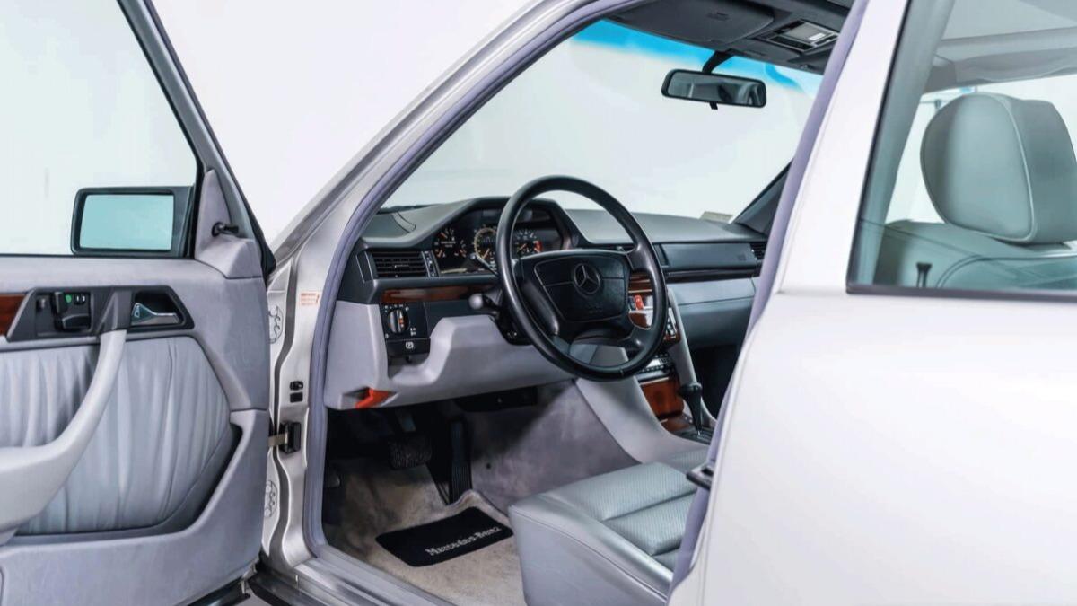 這台Mercedes-Benz 500E在名人光環與極致保存之下，推升最終拍賣價格。（圖／Gooding & Company提供）