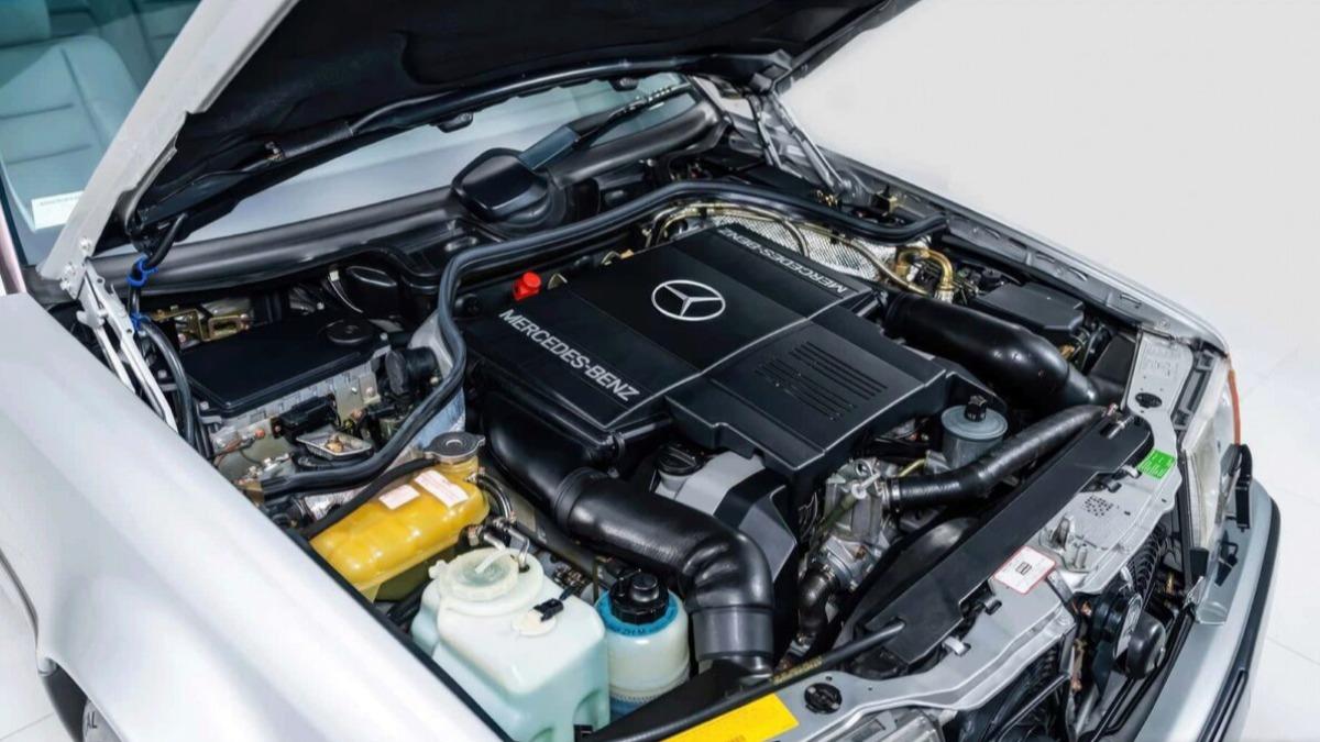 Mercedes-Benz 500E為賓士與Porsche聯手打造，也曾在保時捷祝賀賓士140週年貼文中出現。（圖／Gooding & Company提供）