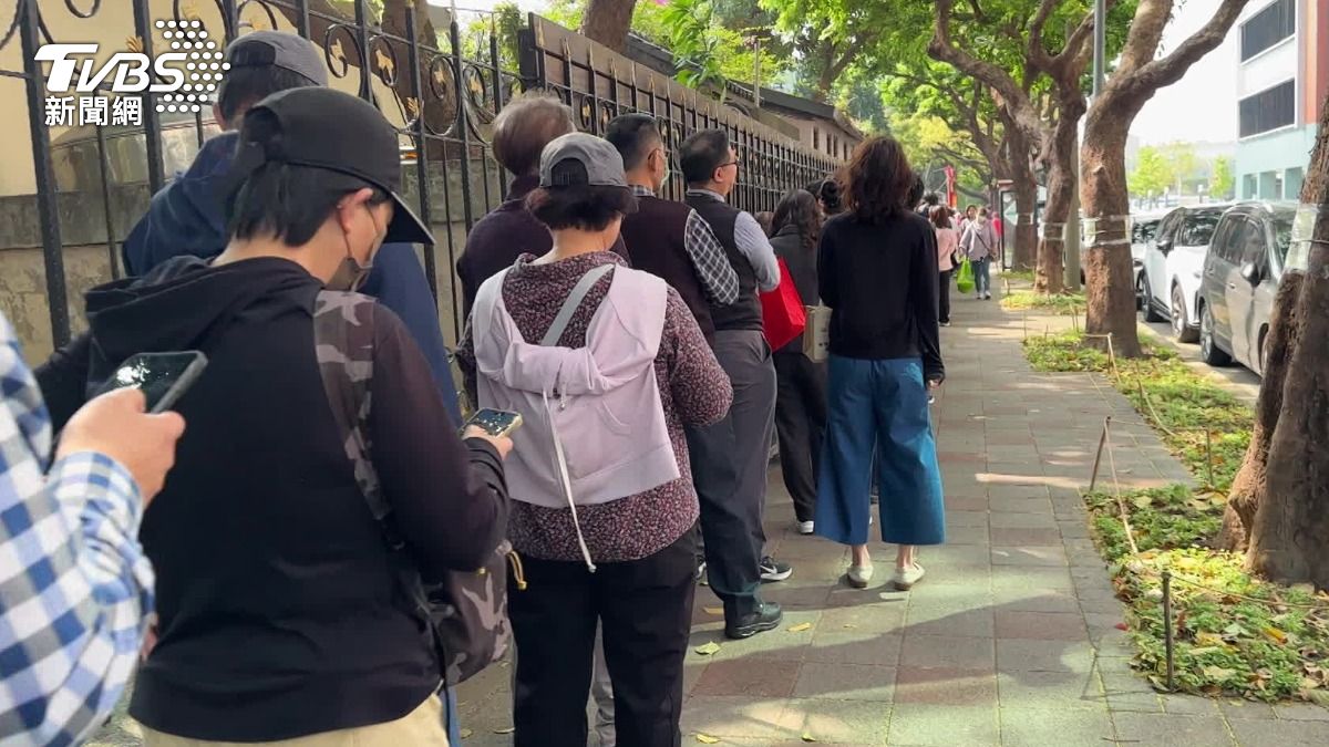 不少民眾為了領土地公廟的金馬，一大早就來廟裡排隊。（圖／TVBS）