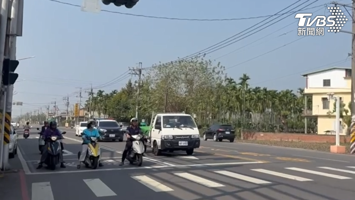 前中油執行長徐漢涉貪，昨天下午在屏東萬巒鄉公所附近，破壞電子腳鐐後棄保潛逃，警方派出巡邏警力，在屏東萬巒鄉公所附近巡邏（圖／TVBS）