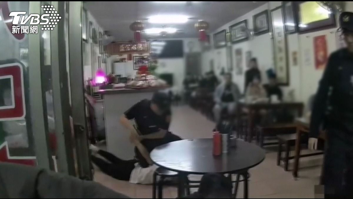 夜店仇人「吃火雞肉飯再遇」秒開打!店家無奈:打到我店裡來了。(圖/TVBS)