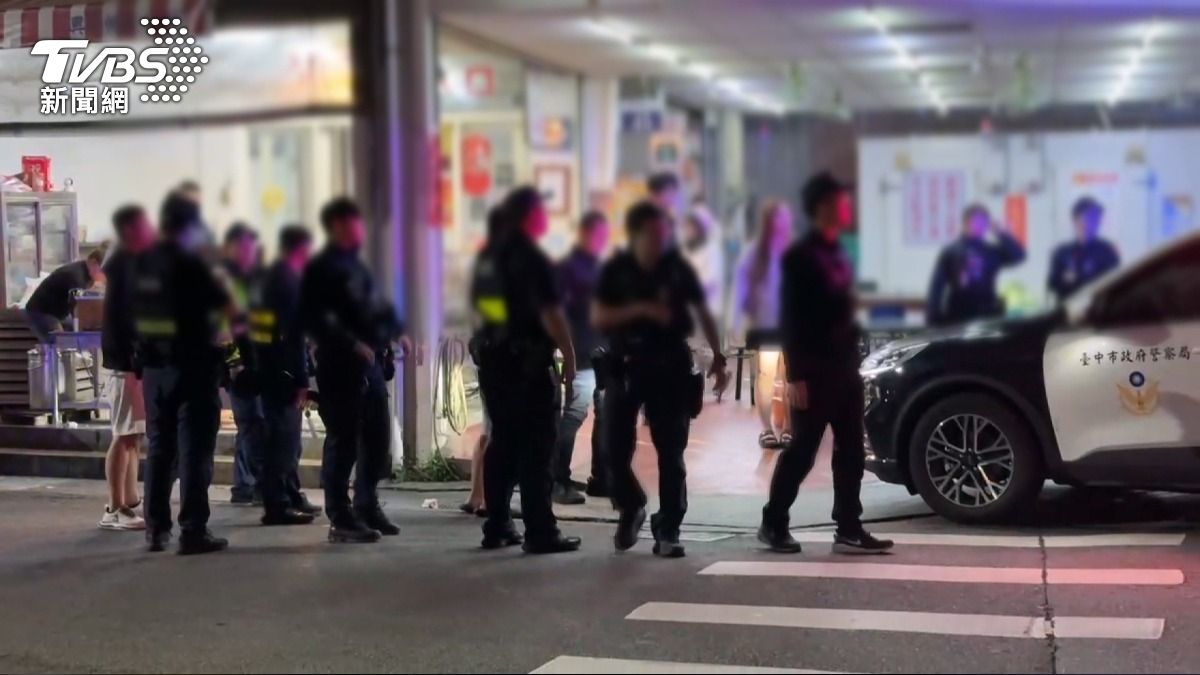 夜店散場再遇仇家 火雞肉店秒變格鬥場。(圖/TVBS)