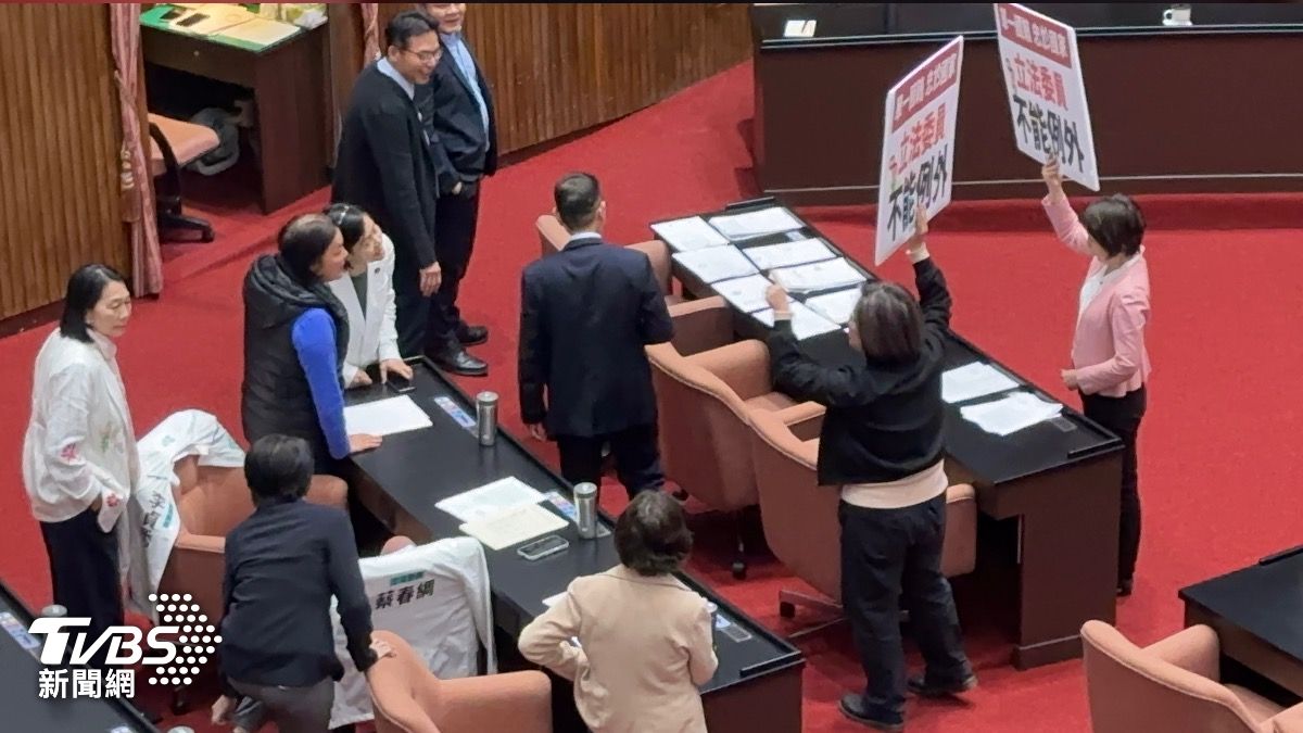 綠委見李貞秀比倒讚發火，陳玉珍也站到李身旁幫腔。（圖／潘袁詩羽攝）