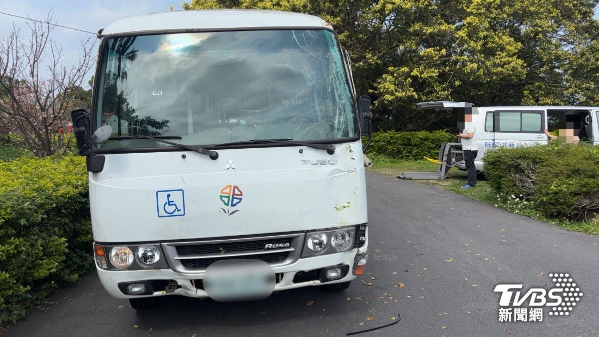 精神不濟釀禍!八里教養院接駁車撞斷燈桿 3病患受傷送醫