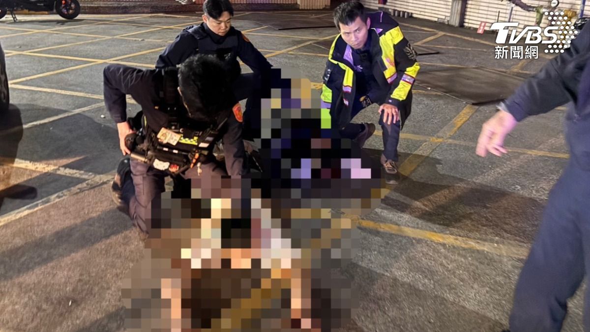 13歲少年偷機車狂騎,還載國小朋友上路,在加油站遭逮。(圖/TVBS)