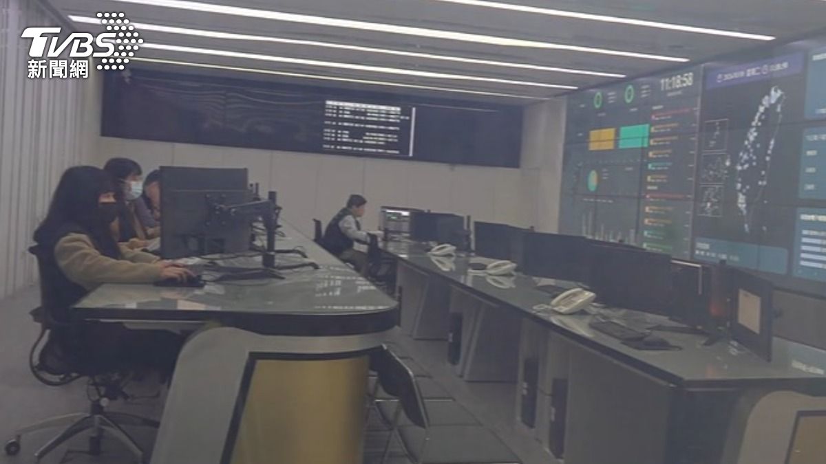科控中心24小時有人待命,收到警告會與穿戴者連繫,確認狀況。(圖/TVBS)