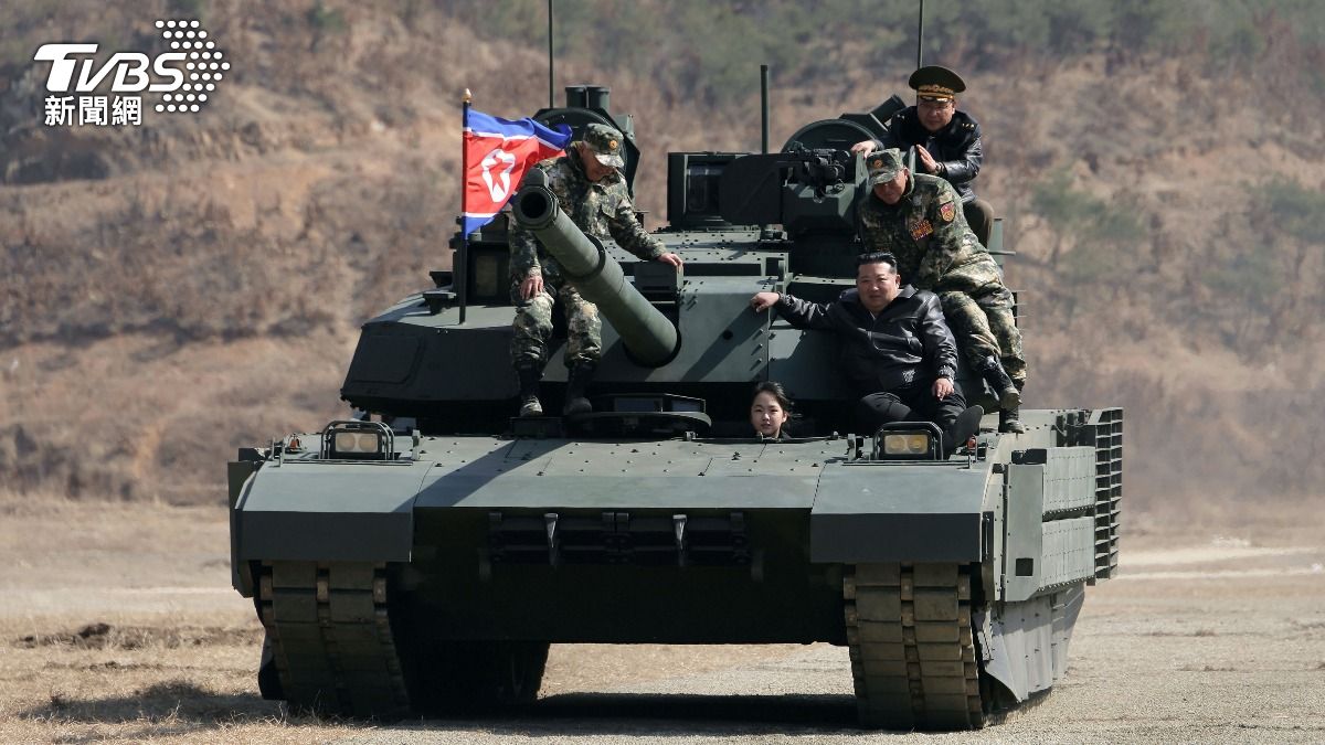 金正恩父女皮衣造型搭戰車!稱攔截飛彈、無人機命中率百分百