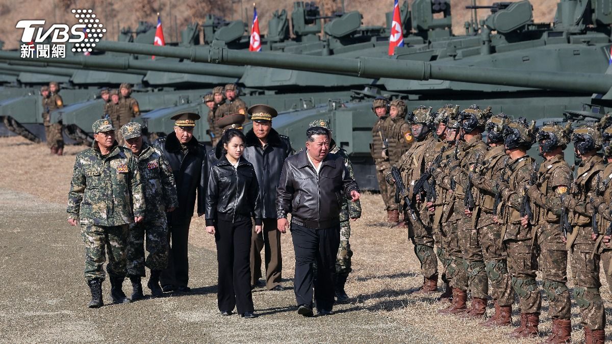 金正恩與女兒一起視察戰車部隊。(圖/達志影像美聯社)