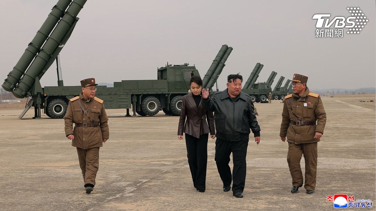 金正恩頻繁帶女兒視察部隊。(圖/達志影像美聯社)