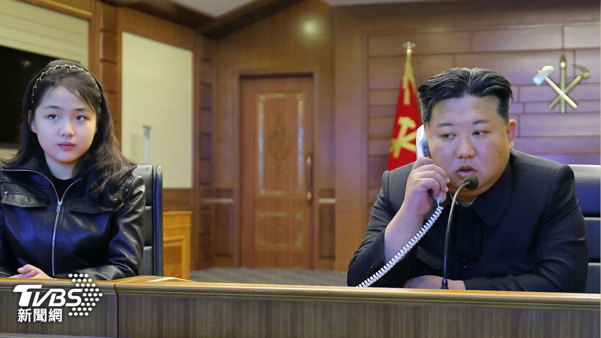 金正恩帶女兒出席各項活動。(圖/達志影像美聯社)