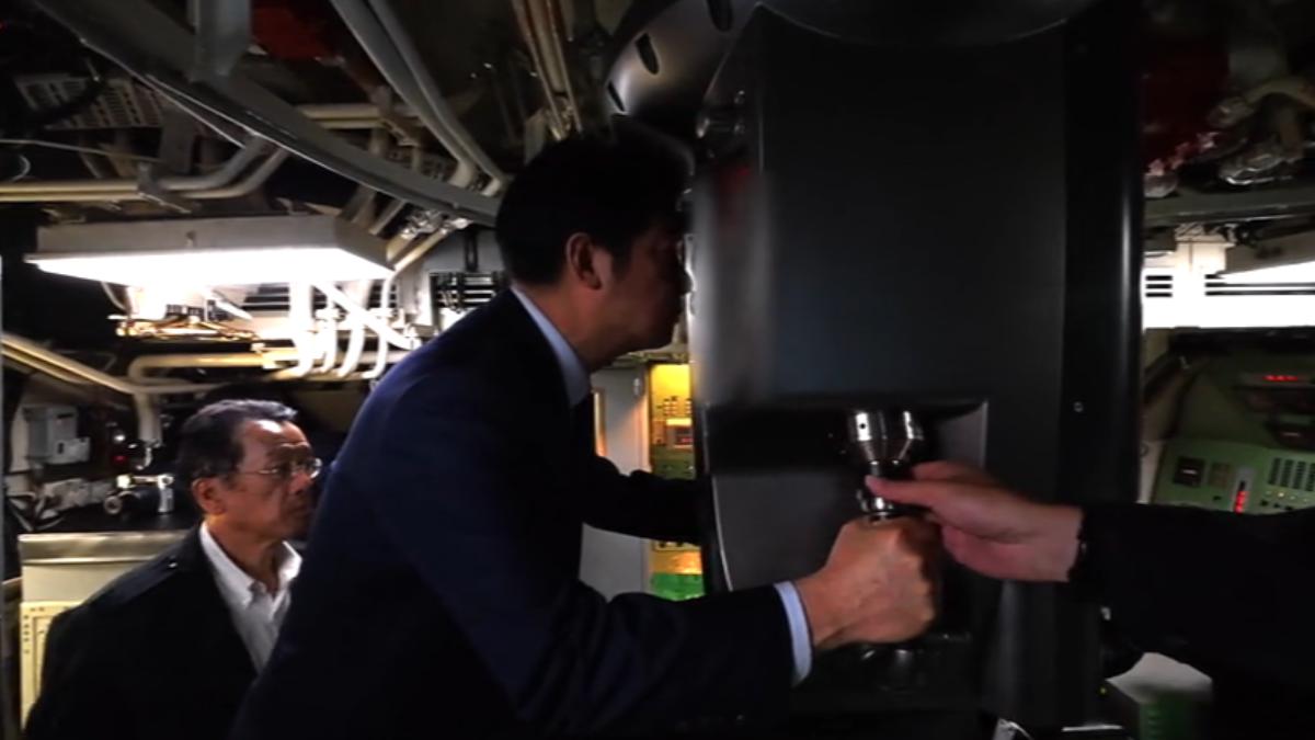 現役海龍潛艦升級完成，新型「光學式潛望鏡」首度在鏡頭前亮相。（圖／總統府）
