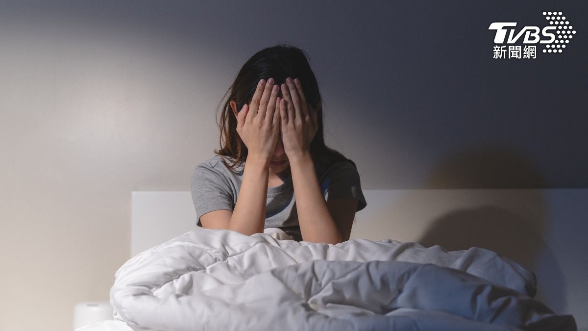 明明超累卻難入睡?營養師曝:睡前多做「1事」助眠又能延壽