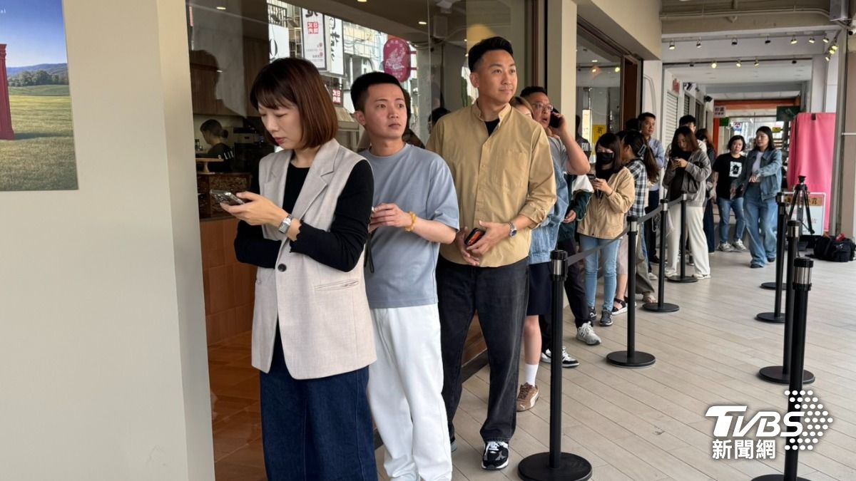 人潮擠滿店面。(圖/林雅婷攝)
