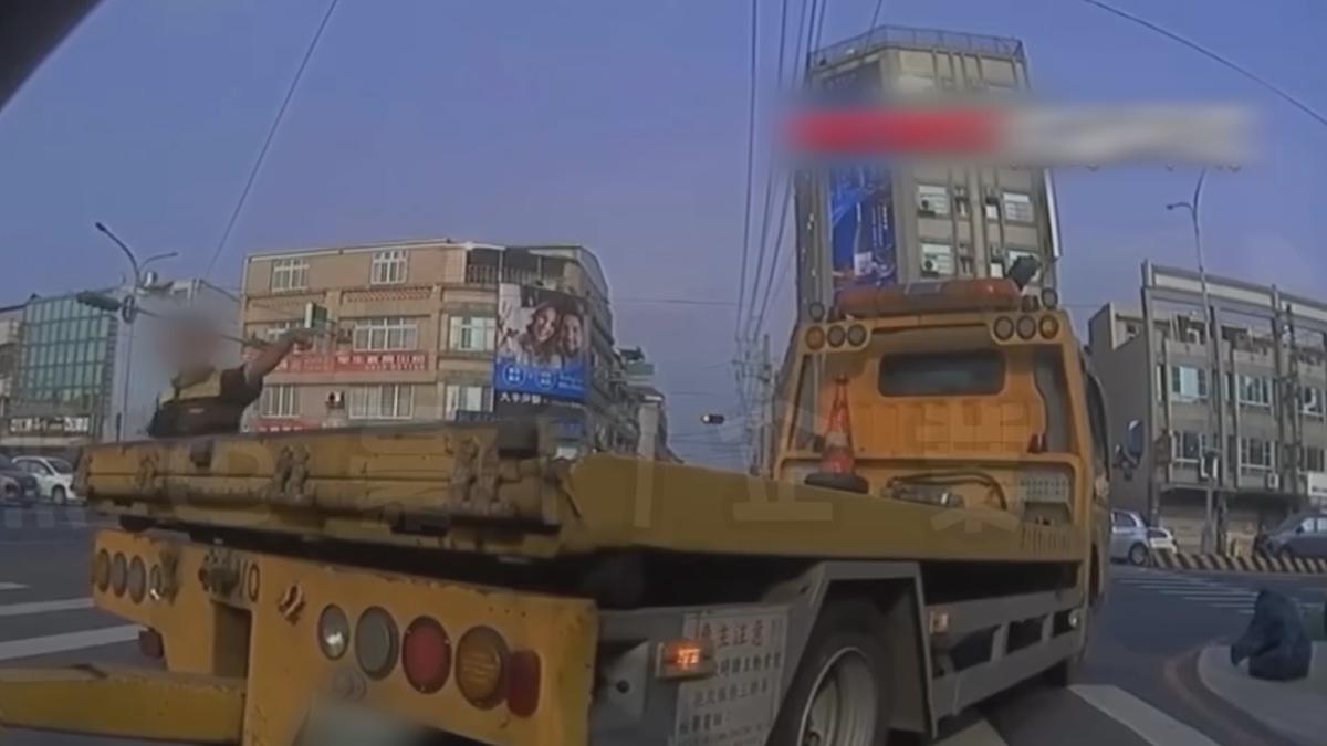 嘉義發生有拖吊車和機車騎士疑似有行車糾紛,結果拖吊車駕駛直接逆向超車攔人,還把大車停在路口擋道(圖/翻攝黑色豪門企業)