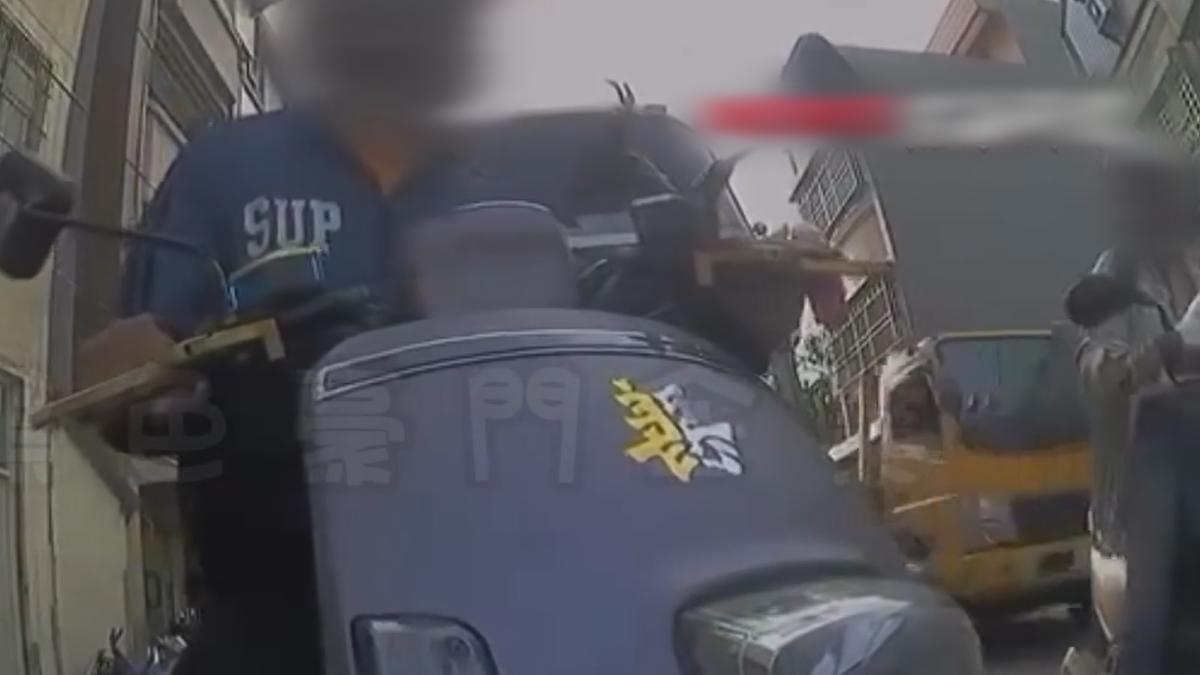 騎士停紅燈,一輛拖吊車逆向開到對向車道,搖下車窗對著騎士開罵,最後甚至直接把車擋在路口攔車(圖/翻攝黑色豪門企業)